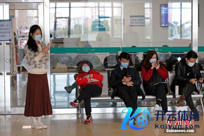 图为巨匠正在病院门诊楼内恭候就诊。 殷立勤 摄